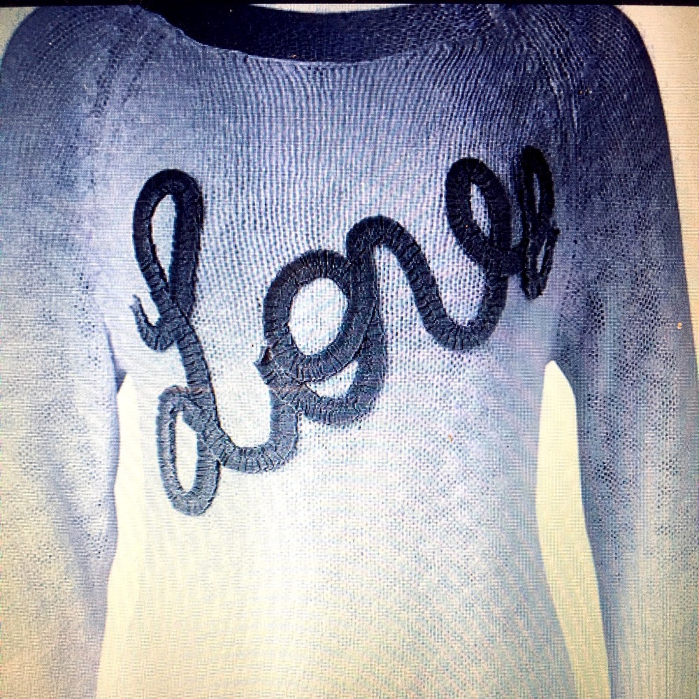 Women’s Venus cozy sweater. Size Medium, white.